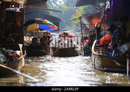 Bangkok/Thailandia - 29 dicembre 2019: Il fornitore locale vende il prodotto sul fiume nel mercato galleggiante di Damnoen Saduak. Il mercato galleggiante è uno di vista Foto Stock