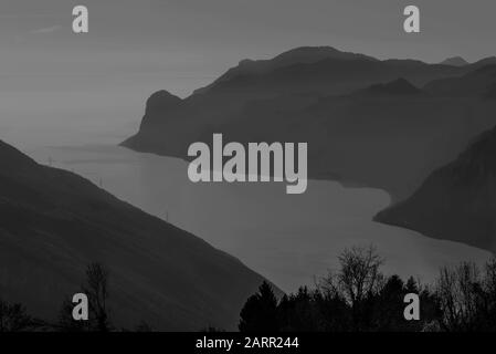 Vista con la nebbia del Lago di Garda. Foto Stock