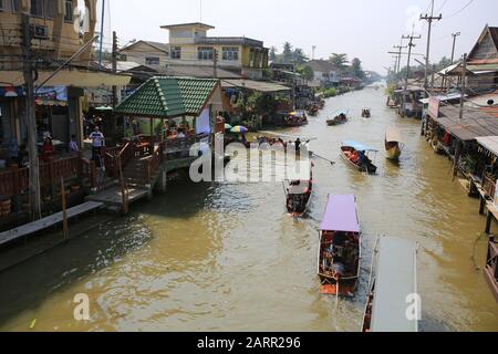 Bangkok/Thailandia - 29 dicembre 2019: Il fornitore locale vende il prodotto sul fiume nel mercato galleggiante di Damnoen Saduak. Il mercato galleggiante è uno di vista Foto Stock