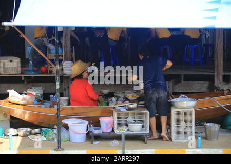 Bangkok/Thailandia - 29 dicembre 2019: Il fornitore locale vende il prodotto sul fiume nel mercato galleggiante di Damnoen Saduak. Il mercato galleggiante è uno di vista Foto Stock