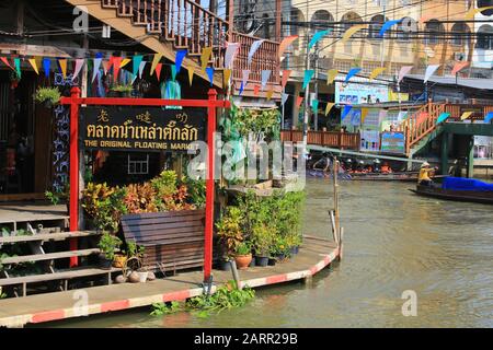 Bangkok/Thailandia - 29 dicembre 2019: Il fornitore locale vende il prodotto sul fiume nel mercato galleggiante di Damnoen Saduak. Il mercato galleggiante è uno di vista Foto Stock