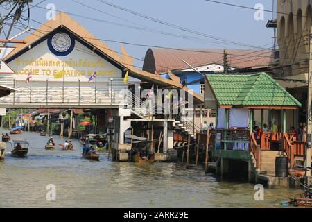 Bangkok/Thailandia - 29 dicembre 2019: Il fornitore locale vende il prodotto sul fiume nel mercato galleggiante di Damnoen Saduak. Il mercato galleggiante è uno di vista Foto Stock