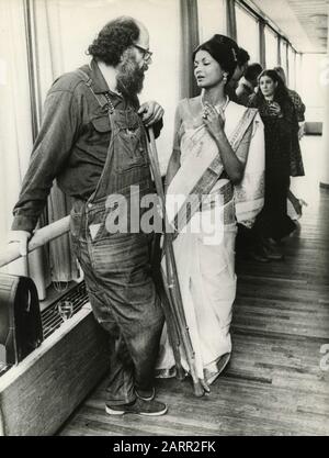 Il poeta americano Allen Ginsberg parla con il poeta del Bangladesh Farida Majid al meeting internazionale della Poesia, Londra, 1973 Foto Stock