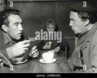 Attore Anthony Quinn, attrice Giulietta Masina, e regista Federico Fellini durante una scena del film la strada, Italia 1954 Foto Stock