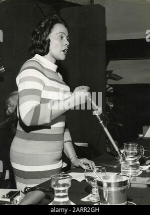 L'attivista e autore americano Coretta Scott King, moglie di Martin Luther King, durante una conferenza stampa per la presentazione del suo libro, Milano, Italia 1969 Foto Stock