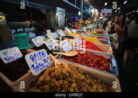 mercato galleggiante anfora in thailandia Foto Stock