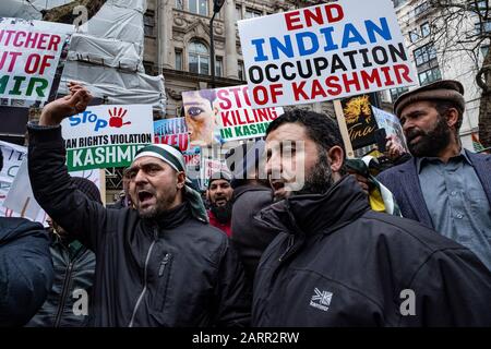 Kashmiris e Sikhs protestano al di fuori dell'alta Commissione indiana a Londra il giorno 2020 della Repubblica. Una protesta anti-India per raccontare al mondo i crimini discriminatori e razzisti che lo Stato indiano ha commesso sotto modi sta commiserando contro musulmani, sikh, cristiani, dalit ecc. 26 gennaio 2020 Foto Stock