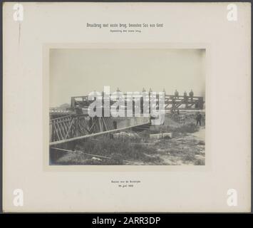 Miglioramento del canale da Gand a Terneuzen Swaving ponte con ponte fisso, SAS est van Gent. Disposizione del ponte fisso. Visto dal lato sud Data: 29 luglio 1905 Località: Terneuzen, Terneuzen, Zeeland Parole Chiave: Ponti, spalle, pilastri, ingegneria idraulica Foto Stock