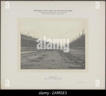 Miglioramento del canale da Gand a Terneuzen Lock Head con Sas van Gent. Schutkolkmuren in costruzione Data: 5 ottobre 1904 luogo: Terneuzen, Terneuzen, Zeeland Parole Chiave: Fenkolkmuren, impalcature, ingegneria idraulica, tracce di lavoro Foto Stock