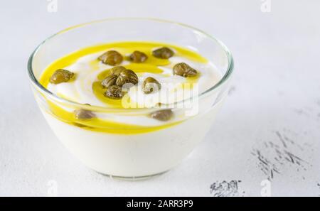 Crema di Yogurt Greco cappero limone dip Foto Stock