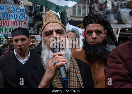 Kashmiris e Sikhs protestano al di fuori dell'alta Commissione indiana a Londra il giorno 2020 della Repubblica. Una protesta anti-India per raccontare al mondo i crimini discriminatori e razzisti che lo Stato indiano ha commesso sotto modi sta commiserando contro musulmani, sikh, cristiani, dalit ecc. 26 gennaio 2020 Foto Stock