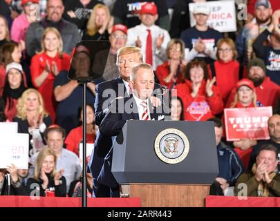 Wildwood, New Jersey - 28 gennaio 2020: Il membro del Congresso degli Stati Uniti Jeff Van Drew parla lungo il presidente degli Stati Uniti Donald J. Trump durante la campagna di rally al Wildwood Convention Center Foto Stock