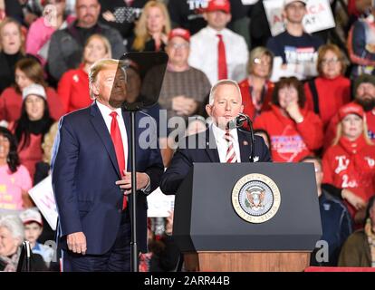 Wildwood, New Jersey - 28 gennaio 2020: Il membro del Congresso degli Stati Uniti Jeff Van Drew parla lungo il presidente degli Stati Uniti Donald J. Trump durante la campagna di rally al Wildwood Convention Center Foto Stock