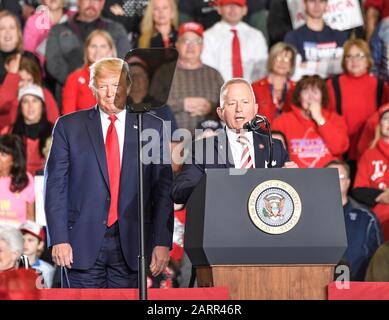 Wildwood, New Jersey - 28 gennaio 2020: Il membro del Congresso degli Stati Uniti Jeff Van Drew parla lungo il presidente degli Stati Uniti Donald J. Trump durante la campagna di rally al Wildwood Convention Center Foto Stock