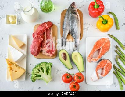 Assortimento di alimenti per dieta chetogenica su sfondo di legno Foto Stock
