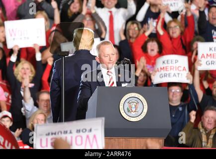 Wildwood, New Jersey - 28 gennaio 2020: Il membro del Congresso degli Stati Uniti Jeff Van Drew parla lungo il presidente degli Stati Uniti Donald J. Trump durante la campagna di rally al Wildwood Convention Center Foto Stock