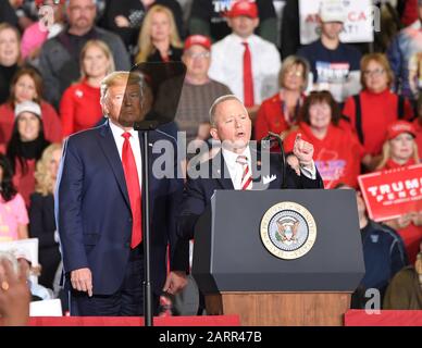 Wildwood, New Jersey - 28 gennaio 2020: Il membro del Congresso degli Stati Uniti Jeff Van Drew parla lungo il presidente degli Stati Uniti Donald J. Trump durante la campagna di rally al Wildwood Convention Center Foto Stock