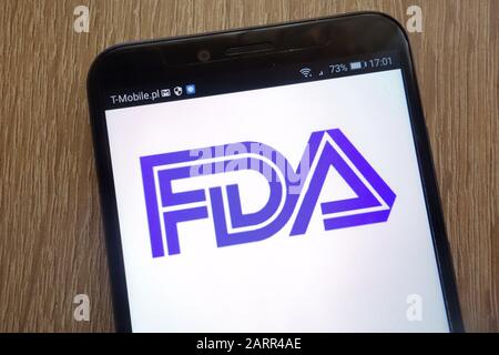 Logo Food and Drug Administration visualizzato su uno smartphone moderno Foto Stock
