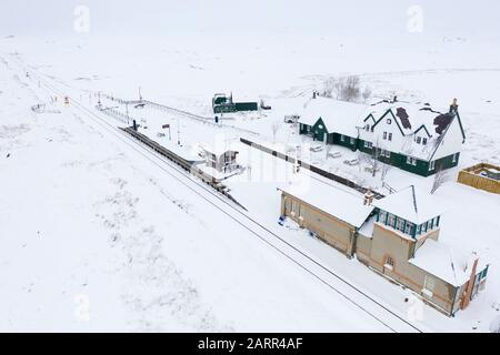 Stazione Corrour in neve. È la stazione più alta in Gran Bretagna a 1338 piedi sopra il livello del mare. Foto Stock