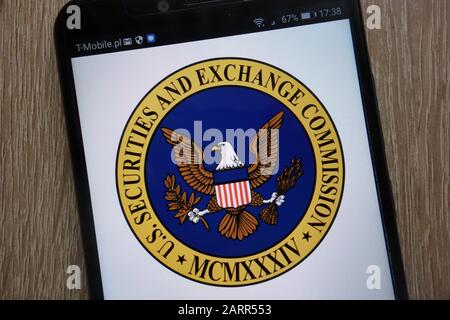 Il logo della Securities and Exchange Commission statunitense viene visualizzato su uno smartphone moderno Foto Stock