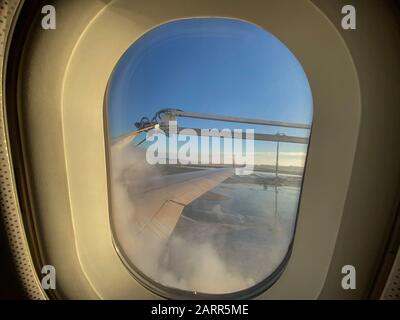 Sghiacciare l'aereo prima di decollare Foto Stock