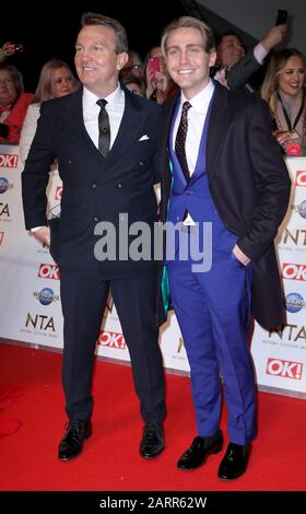 Bradley Walsh e Barney Walsh partecipano ai National Television Awards 2020 che si sono tenuti alla O2 Arena di Londra. Foto Stock