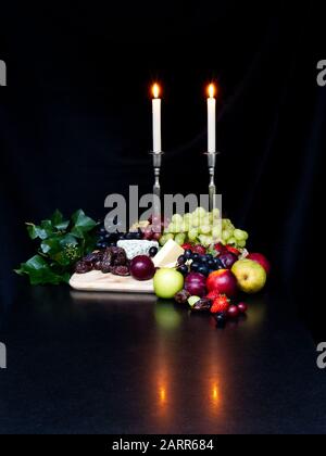 Serie floreale, Frutta, formaggio e vino che rappresentano l'eleganza e la decadenza del cibo, del vino e dei ricchi colori dell'abbondanza delle nature. Foto Stock