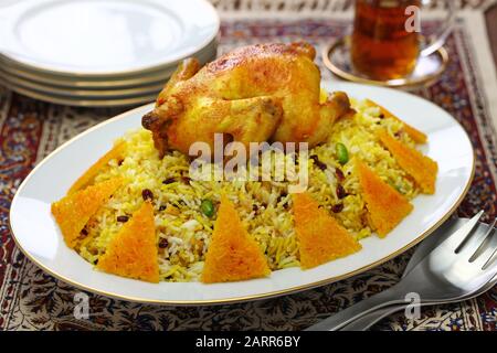 zereshk polo gorgh, riso al mirtillo con pollo allo zafferano, cucina iraniana persiana Foto Stock