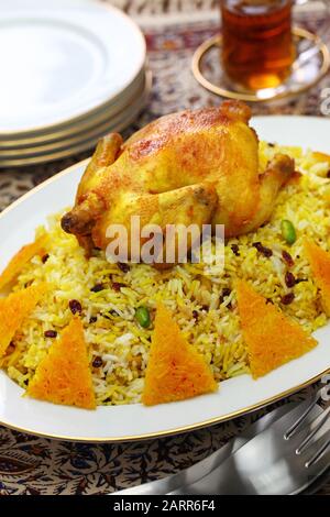 zereshk polo gorgh, riso al mirtillo con pollo allo zafferano, cucina iraniana persiana Foto Stock