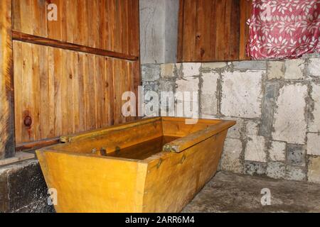 Vasche da bagno in legno per bagni in pietra calda in un bagno a Paro Bhutan Foto Stock