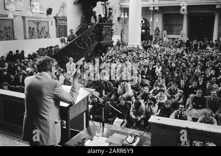 Gerard Reve in the Moses and Aaron Church in Amsterdam al One World Poetry Festival Reve to the word in a full Church Data: 21 novembre 1982 luogo: Amsterdam, Noord-Holland Parole Chiave: Feste, chiese, spettacoli, poesia, scrittori Nome personale: Reve, Gerard of the Institution nome: Moses and Aaron Church Foto Stock