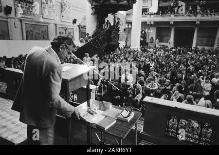 Gerard Reve in the Moses and Aaron Church in Amsterdam al One World Poetry Festival Reve to the word in a full Church Data: 21 novembre 1982 luogo: Amsterdam, Noord-Holland Parole Chiave: Feste, chiese, spettacoli, poesia, scrittori Nome personale: Reve, Gerard of the Institution nome: Moses and Aaron Church Foto Stock