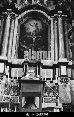 Gerard Reve in the Moses and Aaron Church in Amsterdam at The One World Poetry Festival Reve to the word with Behind HIM a Cross Data: 21 novembre 1982 luogo: Amsterdam, Noord-Holland Parole Chiave: Feste, chiese, croci, spettacoli, poesia, scrittori Nome personale: Reve, Gerard of the Institution name: Mosè E La Chiesa Di Aaronne Foto Stock