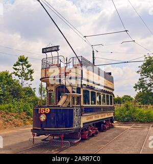 Il sovraccarico di Londra tram elettrico auto a Crich tramvia Village Foto Stock