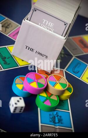 Woodbridge, NEW JERSEY / USA - 28 gennaio 2020: Una 80s edizione del popolare gioco da tavolo per famiglie, Trivial Pursuit, è raffigurato Foto Stock