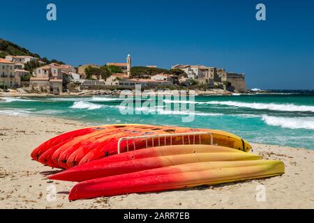 Kayak in affitto sulla spiaggia del Mar Mediterraneo in Algajola, Balagne, Haute-Corse, Corsica, Francia Foto Stock