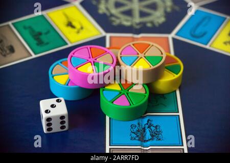 Woodbridge, NEW JERSEY / USA - 28 gennaio 2020: Una 80s edizione del popolare gioco da tavolo per famiglie, Trivial Pursuit, è raffigurato Foto Stock