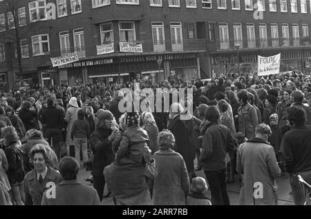 Rhine-streat-residents Occupy Intersection Date: March 16, 1973 Location: Amsterdam, Noord-Holland Keywords: Occupazione Foto Stock