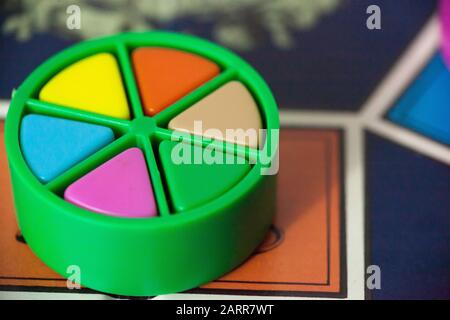 Woodbridge, NEW JERSEY / USA - 28 gennaio 2020: Una 80s edizione del popolare gioco da tavolo per famiglie, Trivial Pursuit, è raffigurato Foto Stock