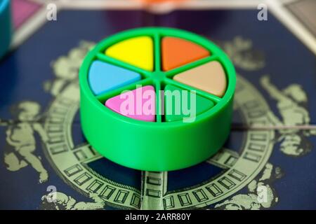 Woodbridge, NEW JERSEY / USA - 28 gennaio 2020: Una 80s edizione del popolare gioco da tavolo per famiglie, Trivial Pursuit, è raffigurato Foto Stock