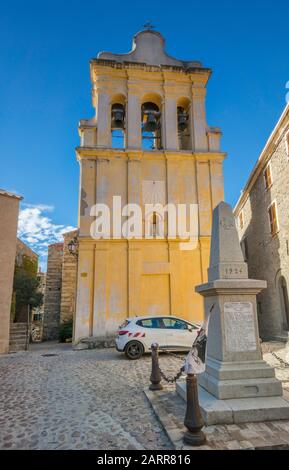 Frontone posteriore della chiesa di Assunzione, 18th secolo, barocco, guerra mondiale 1 Memorial, in città collina di Cateri, Balagne regione, Haute-Corse, Corsica, Francia Foto Stock