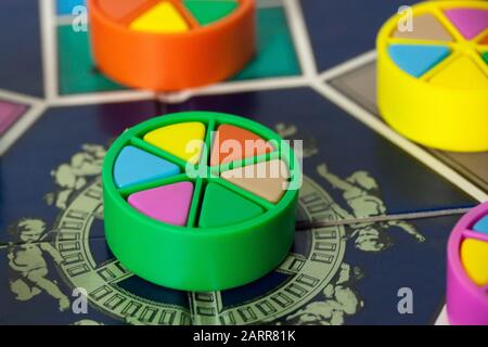 Woodbridge, NEW JERSEY / USA - 28 gennaio 2020: Una 80s edizione del popolare gioco da tavolo per famiglie, Trivial Pursuit, è raffigurato Foto Stock