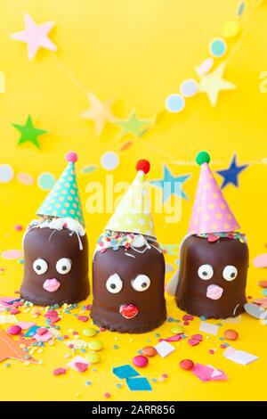 Dolci e decorazioni divertenti per una festa Foto Stock