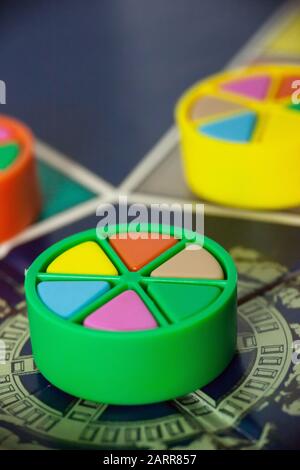 Woodbridge, NEW JERSEY / USA - 28 gennaio 2020: Una 80s edizione del popolare gioco da tavolo per famiglie, Trivial Pursuit, è raffigurato Foto Stock