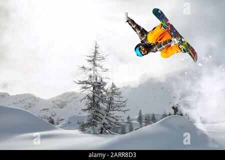 rider in neve fresca al tramonto Foto Stock