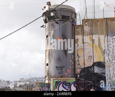 Betlemme, Cisgiordania. 29th Gen 2020. Un graffito del presidente degli Stati Uniti Donald Trump è visto dietro una torre di guardia dell'esercito israeliano durante una protesta palestinese contro il piano di pace del presidente degli Stati Uniti Donald Trump a Betlemme, Cisgiordania, mercoledì 29 gennaio 2020. I palestinesi dicono che la "fine Del Secolo" di Trump per la pace in Medio Oriente favorisce fortemente lo stato ebraico israeliano. Foto di Debbie Hill/UPI Credit: UPI/Alamy Live News Foto Stock