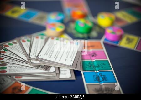 Woodbridge, NEW JERSEY / USA - 28 gennaio 2020: Una 80s edizione del popolare gioco da tavolo per famiglie, Trivial Pursuit, è raffigurato Foto Stock