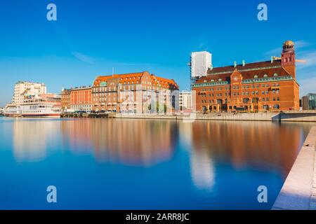 Malmo paesaggio urbano riflesso in acqua, Svezia Foto Stock