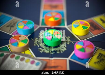 Woodbridge, NEW JERSEY / USA - 28 gennaio 2020: Una 80s edizione del popolare gioco da tavolo per famiglie, Trivial Pursuit, è raffigurato Foto Stock