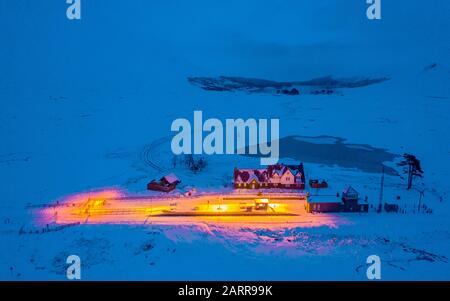La stazione Corrour vista di notte nella neve è la stazione più alta in Gran Bretagna a 1338 piedi sopra il livello del mare. Foto Stock